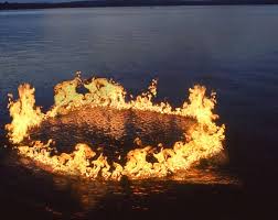 un feu sur un lac