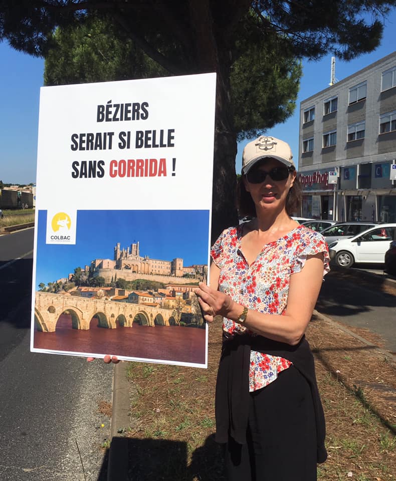 une femme et une affiche