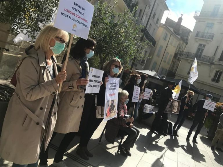 des membres du colbac manifestent devant la mairie béziers