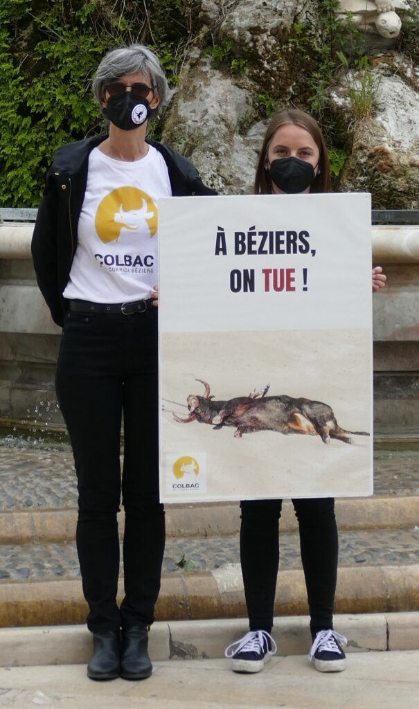 2 personnes dont une tient une pancarte