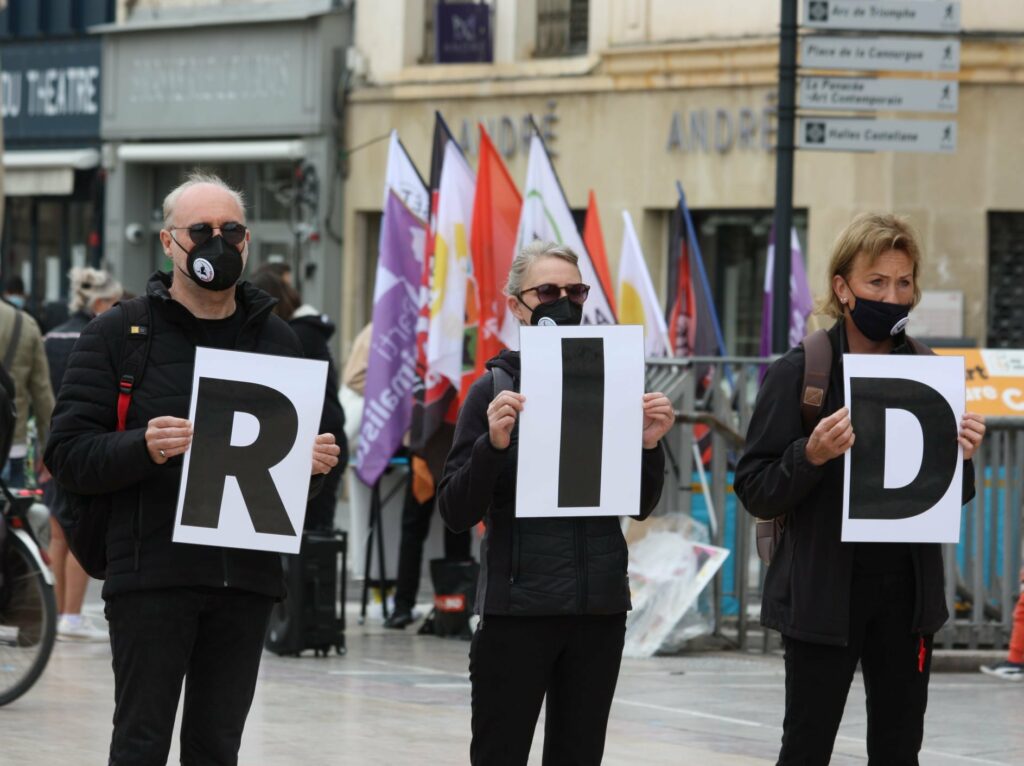 3 personnes debout